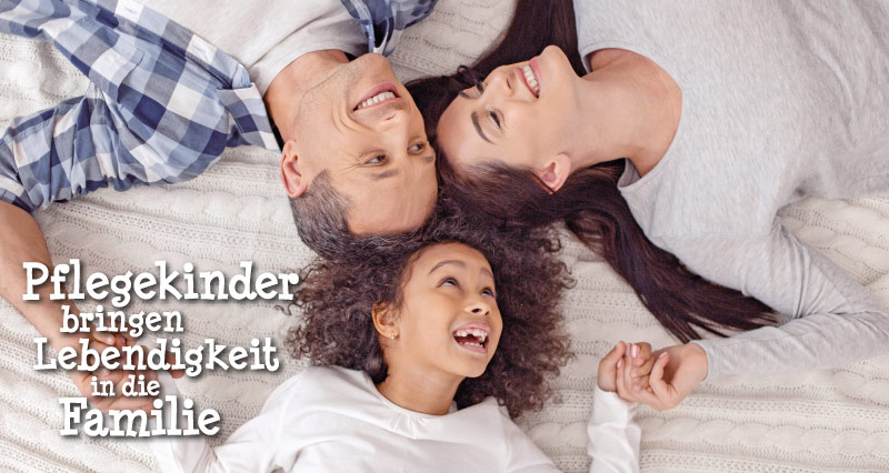 der Text Pflegekinder bringen Lebendigkeit in die Familie neben einem Bild mit einer Familie