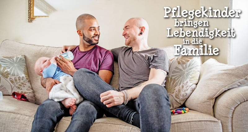 der Text Pflegekinder bringen Lebendigkeit in die Familie neben einem Bild mit zwei Männern und einem Baby