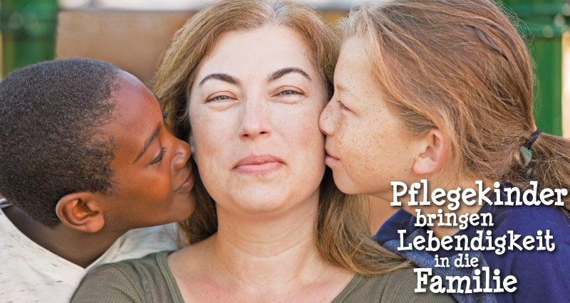 der Text Pflegekinder bringen Lebendigkeit in die Familie auf einem Bild mit einer Frau und zwei Kindern