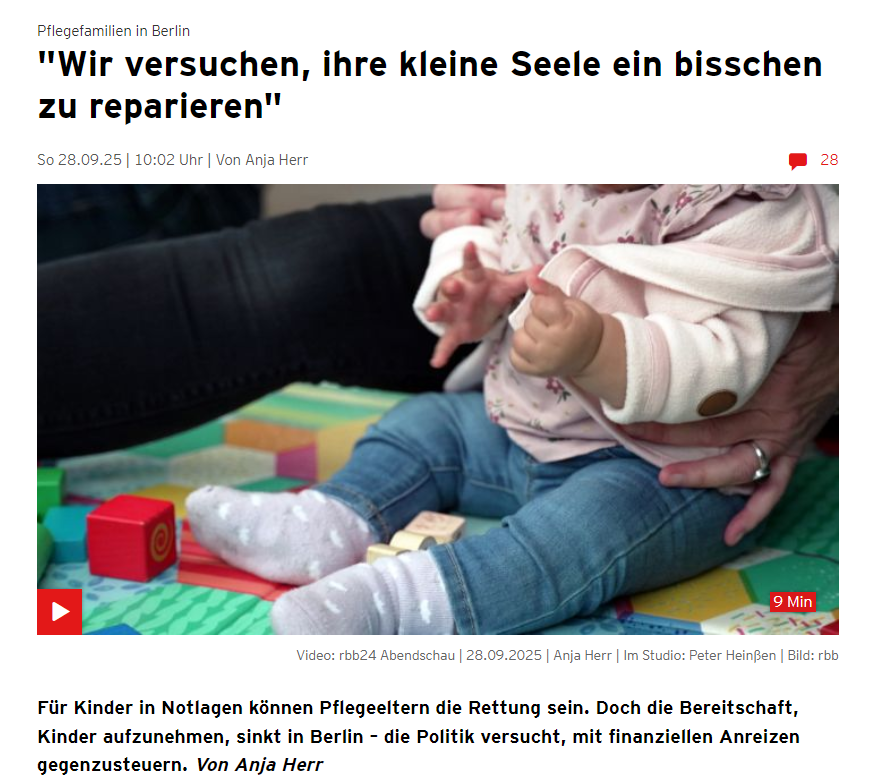 Thumbnail für den Bericht in der rbb Abendschau mit einem Kleinkind auf einem Spielteppich