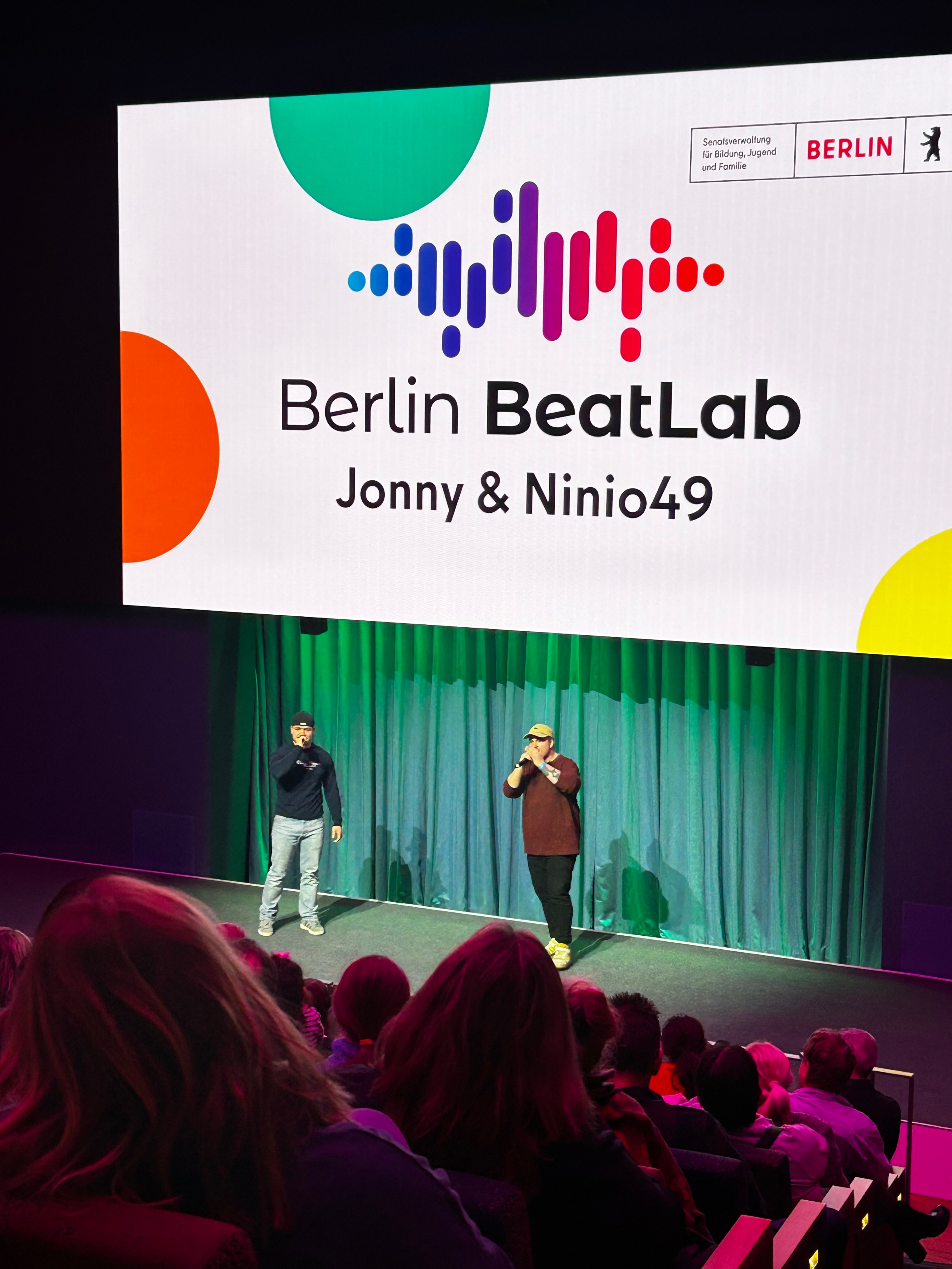 Zwei Sänger auf einer Bühne