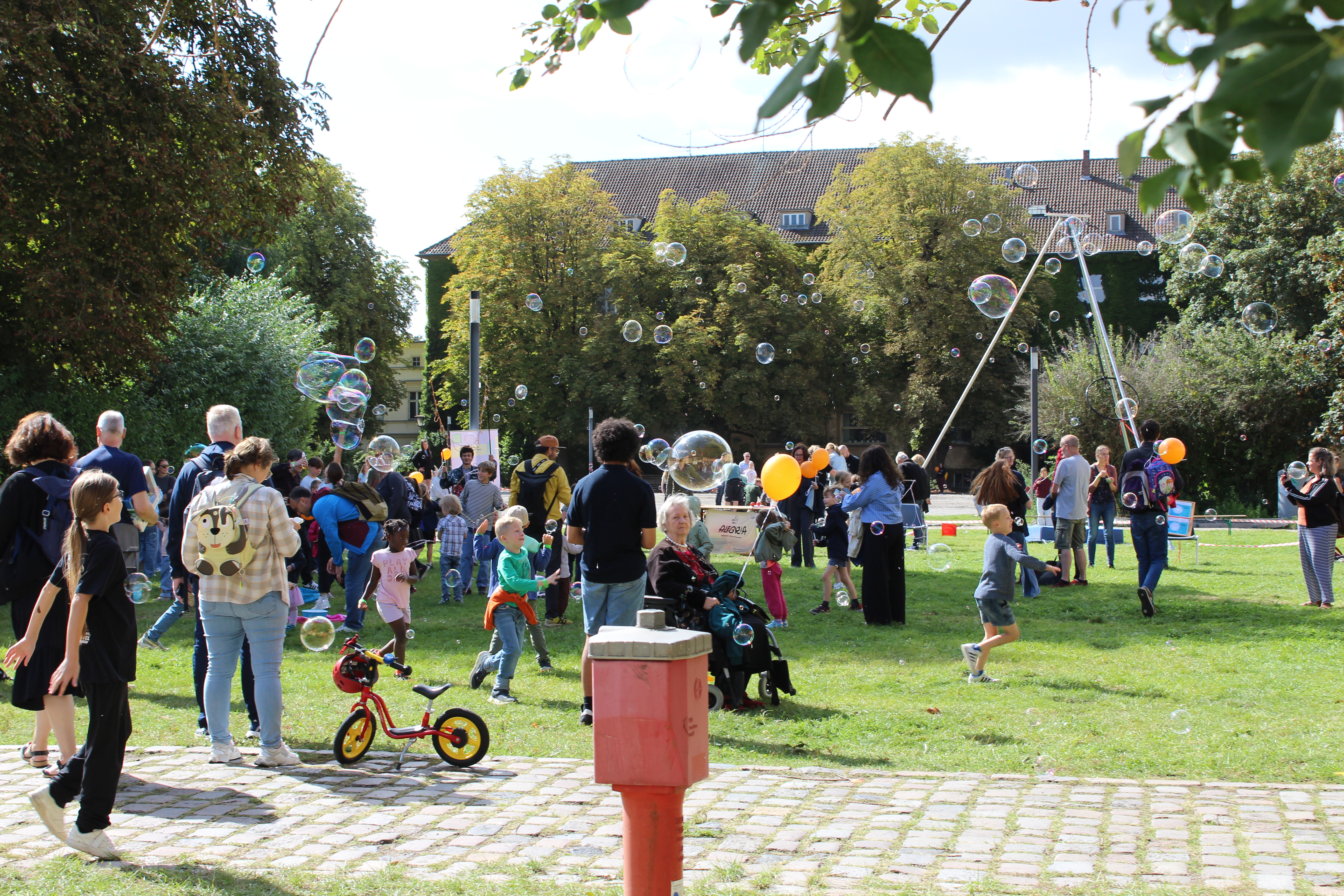 Festwiese mit Zirkus