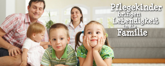 Familie sirtzz auf Sofa daneben der Text: Pflegekinder bringen Lebendigkeit in die Familie