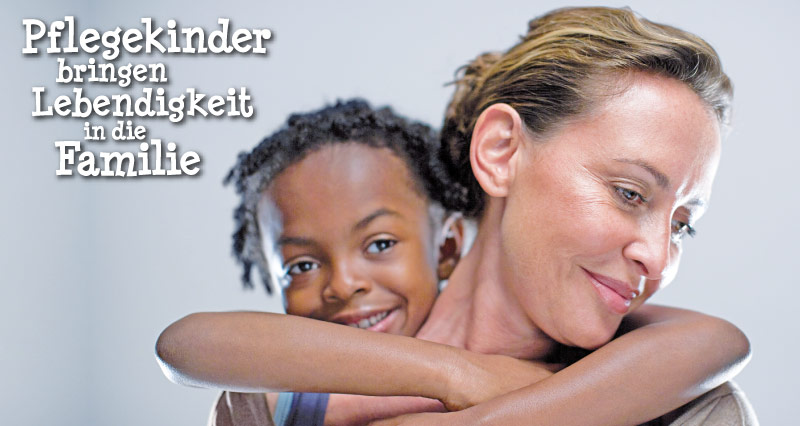 der Text Pflegekinder bringen Lebendigkeit in die Familie neben einem Bild mit einer Frau und einem Kind