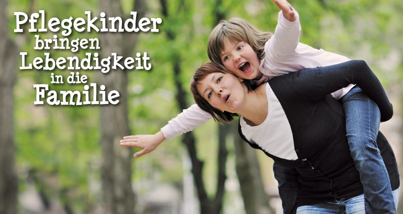 der Text Pflegekinder bringen Lebendigkeit in die Familie neben einem Bild mit einer Frau mit einem Kind auf dem Rücken